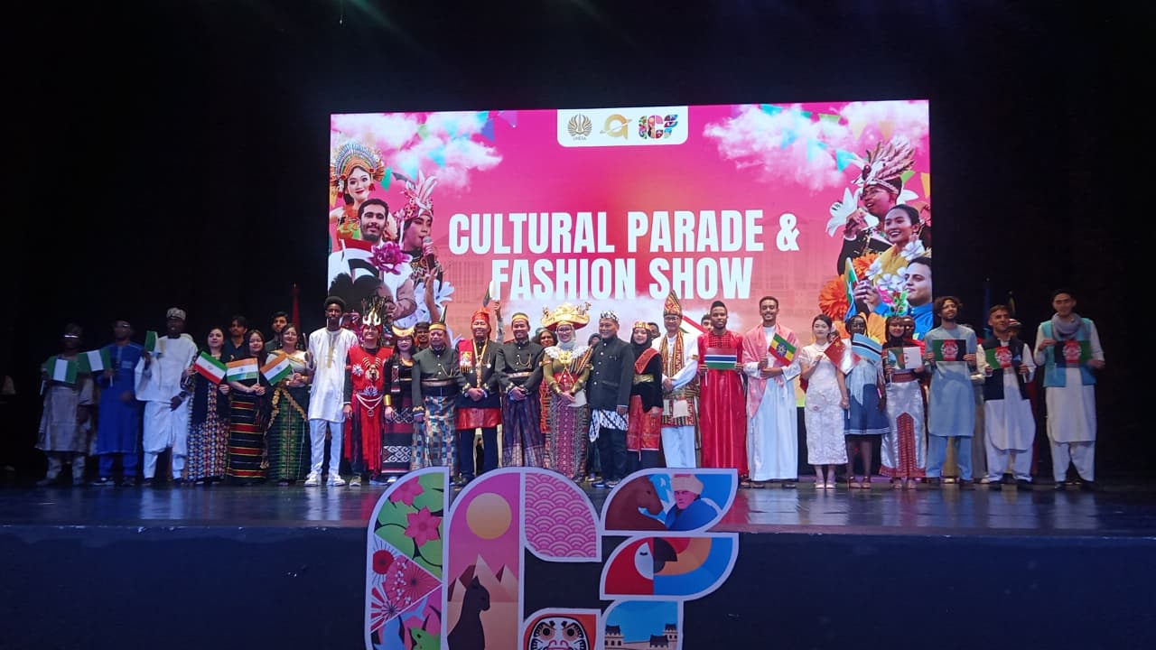 Mahasiswa Internasional Pamerkan Kain Adat Tais dan Filipiniana dalam Gelaran Panggung ICF 2025