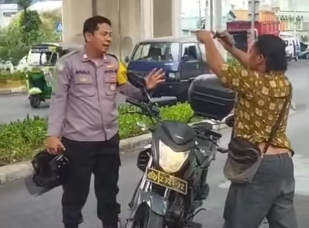 Kesal Mobilnya Mogok, Pria Ini Ngamuk Ancam Jukir Pakai Badik hingga Tampar  Polisi