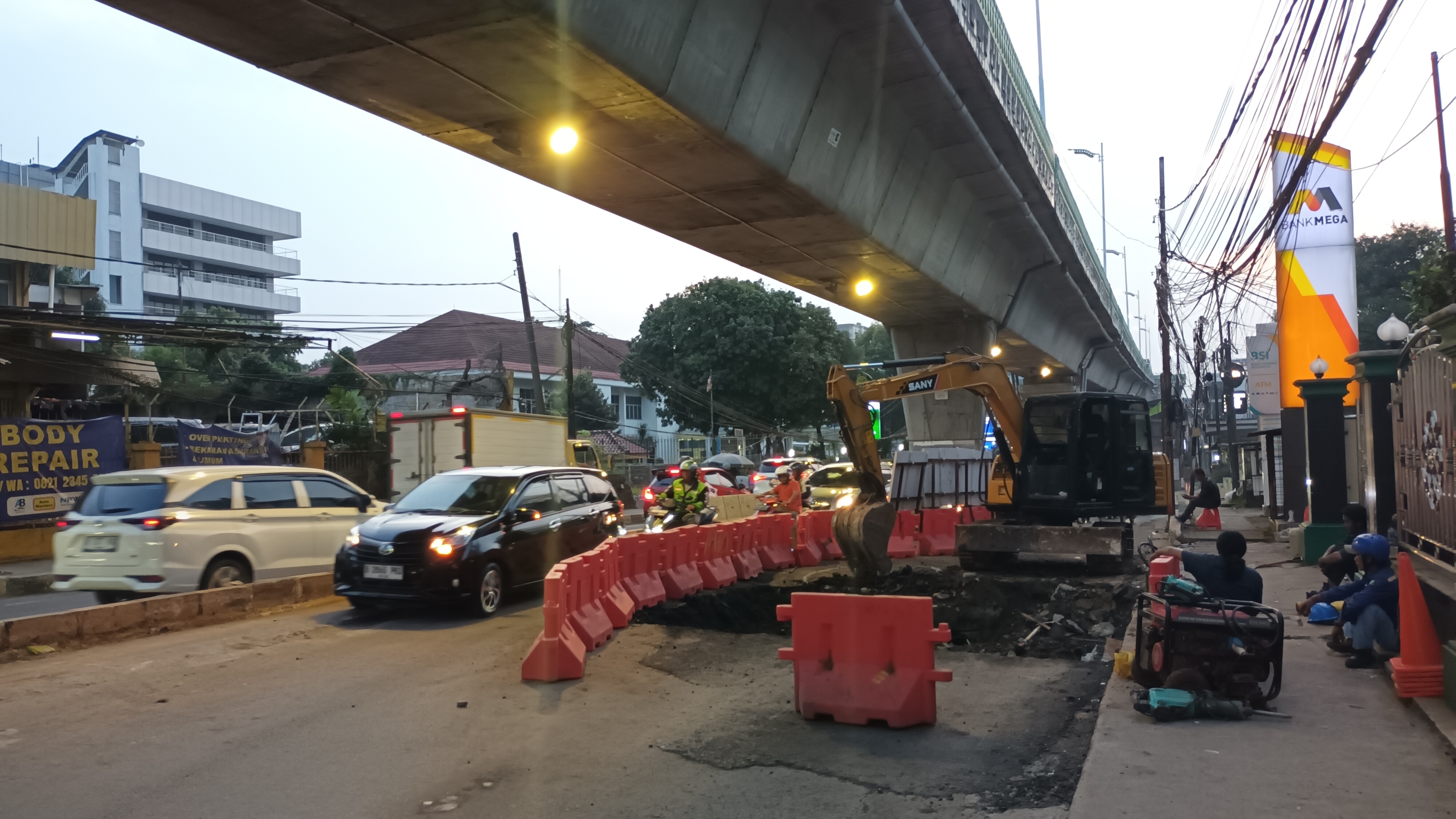 Jalan Ciledug Raya Arah Cipulir Amblas, Petugas Kembali Lakukan Pembongkaran