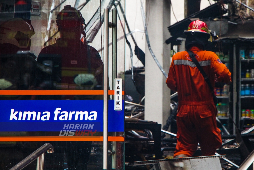 Akibat Korsleting di Rumah Warga, Kimia Farma Diponegoro Terbakar