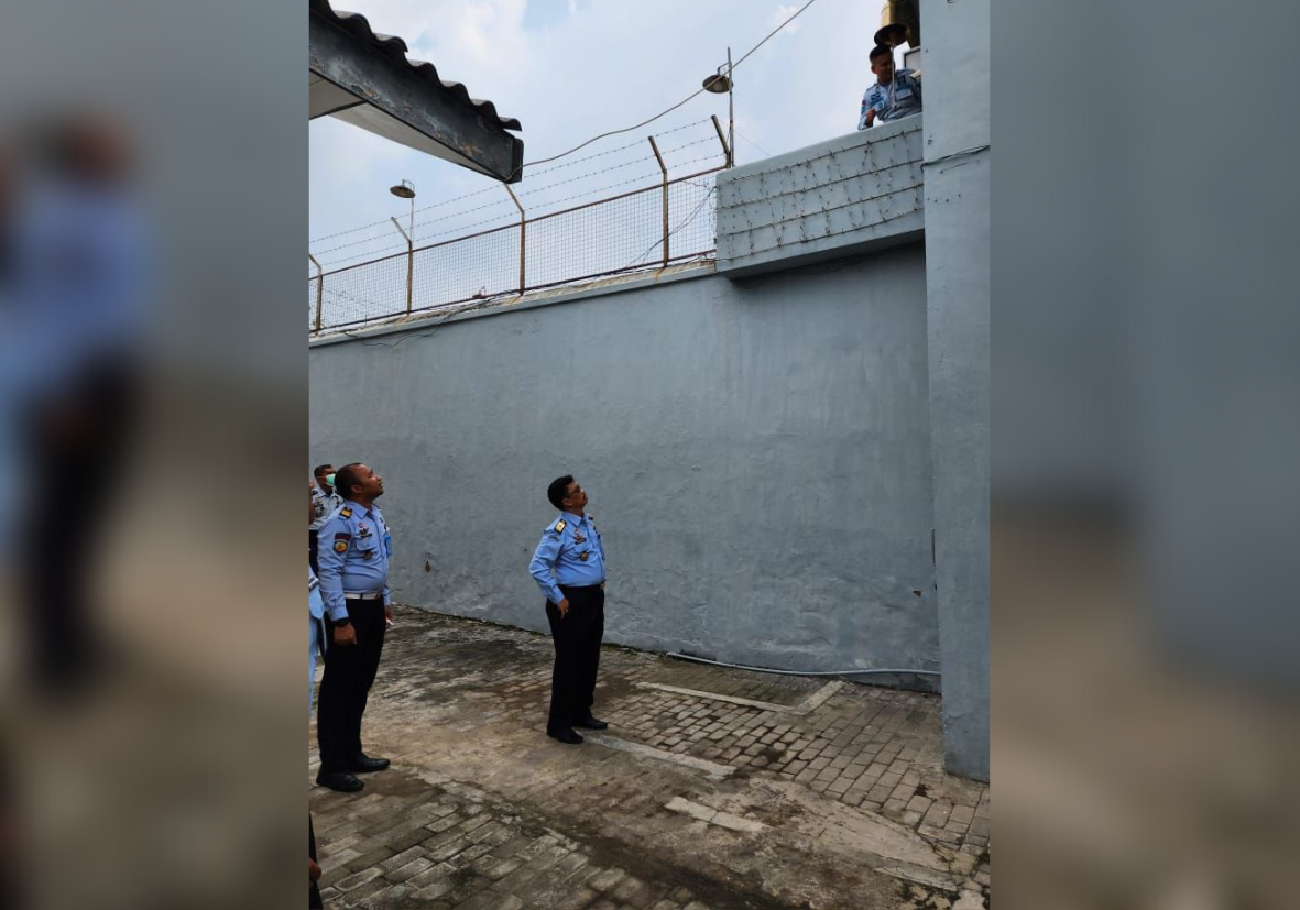 Ketahuan! Bungkusan Narkoba Dilempar ke Atap Masjid Lapas Mojokerto