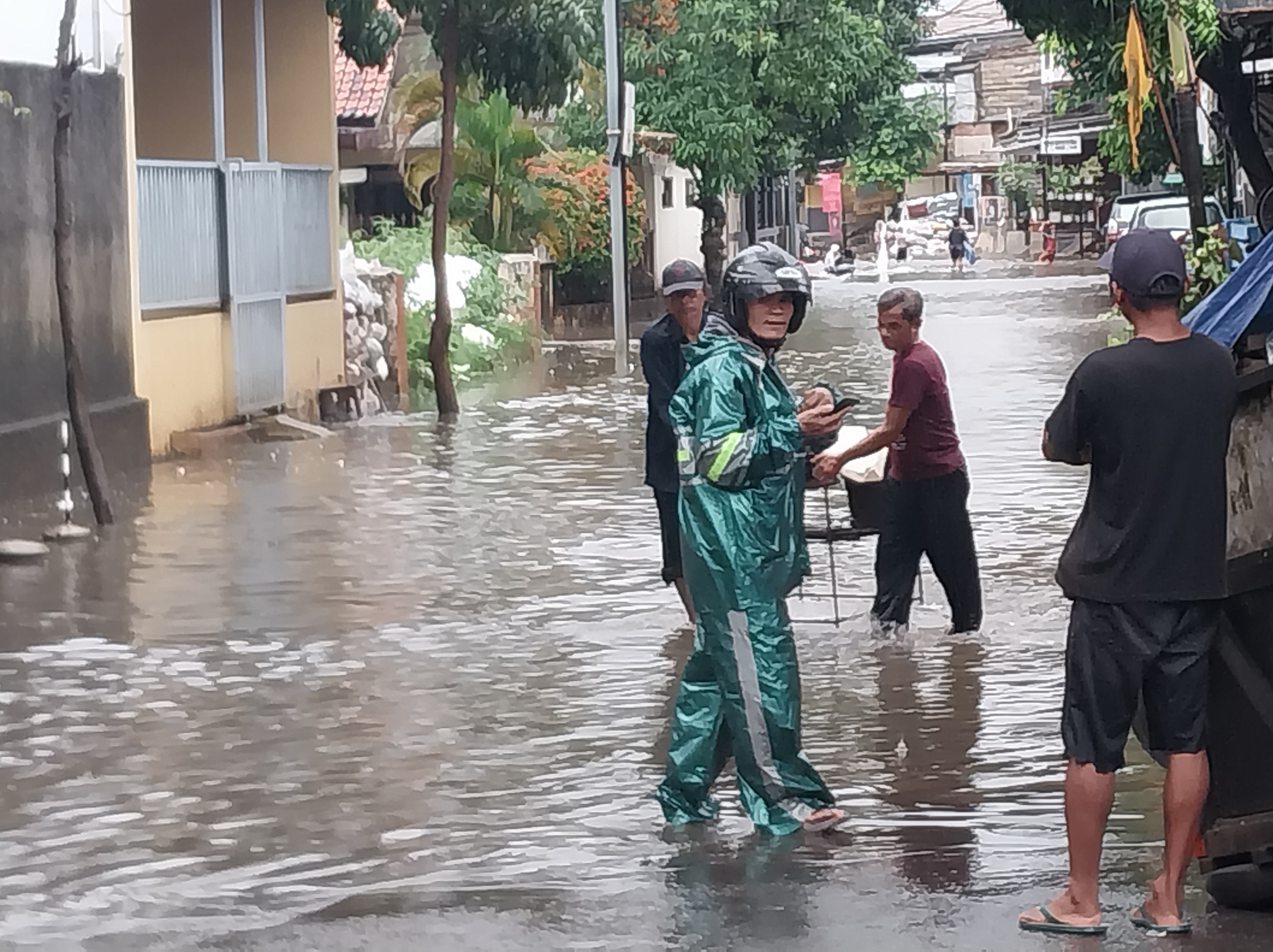 Komplek Polri Pondok Karya Tergenang Air Setinggi 40 Cm Setelah Jakarta Diguyur Hujan, Motor Dipaksa Putar Arah