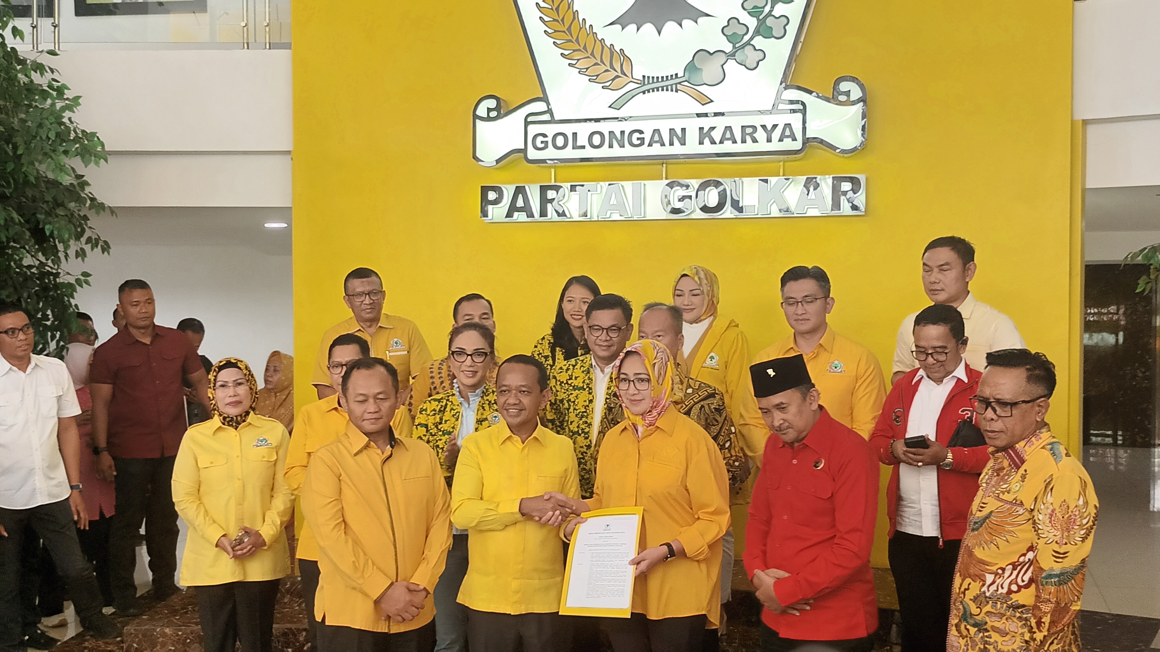 Golkar Usung Arin-Ade Sumardi di Pilgub Banten, Bahlil ke Ade: Kita Tak Minta Tukar Baju Jadi Kuning