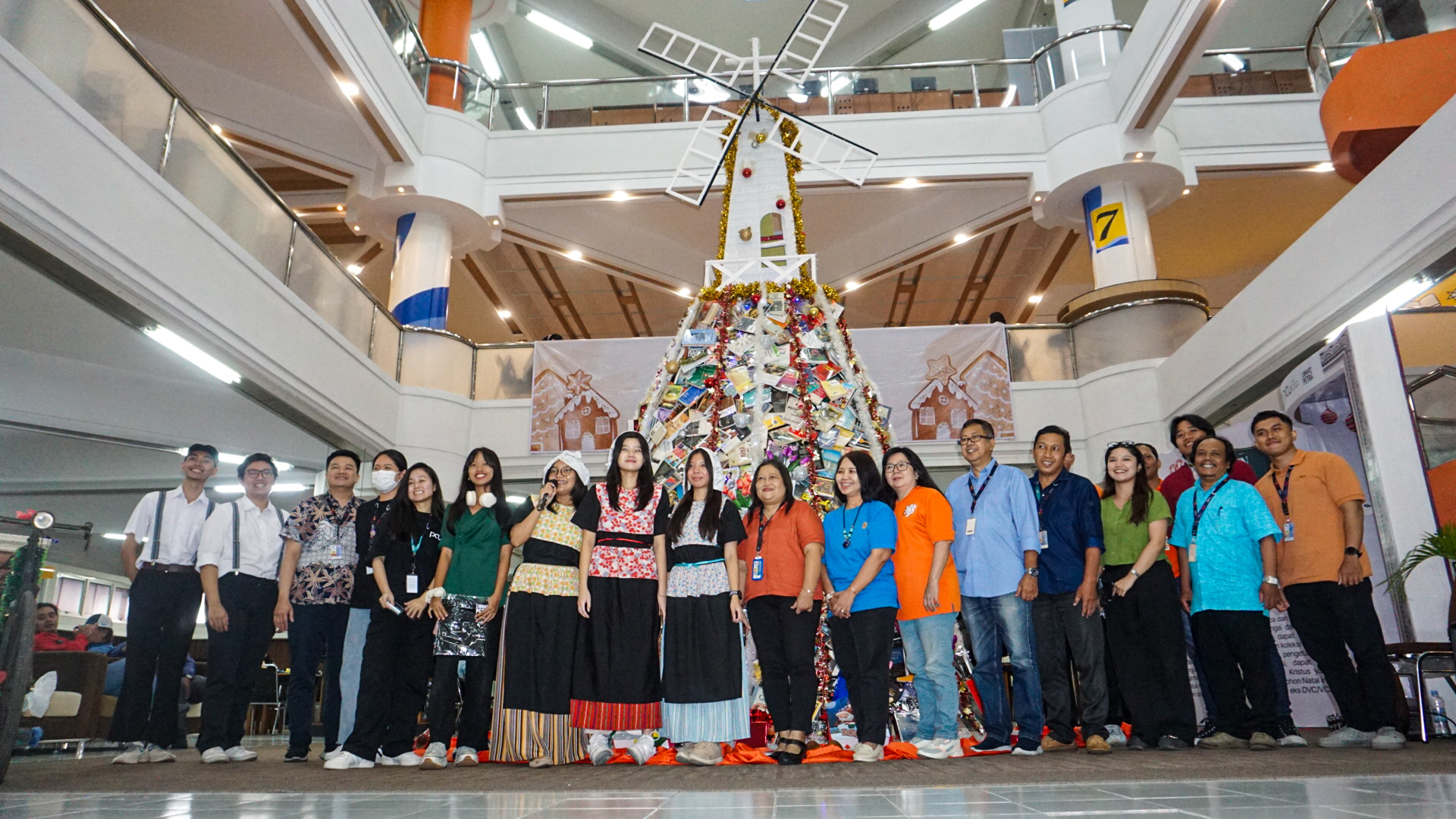 Sambut Natal dan Tahun Baru, PCU Launching Pohon Natal Bernuansa Belanda di Perpustakaan