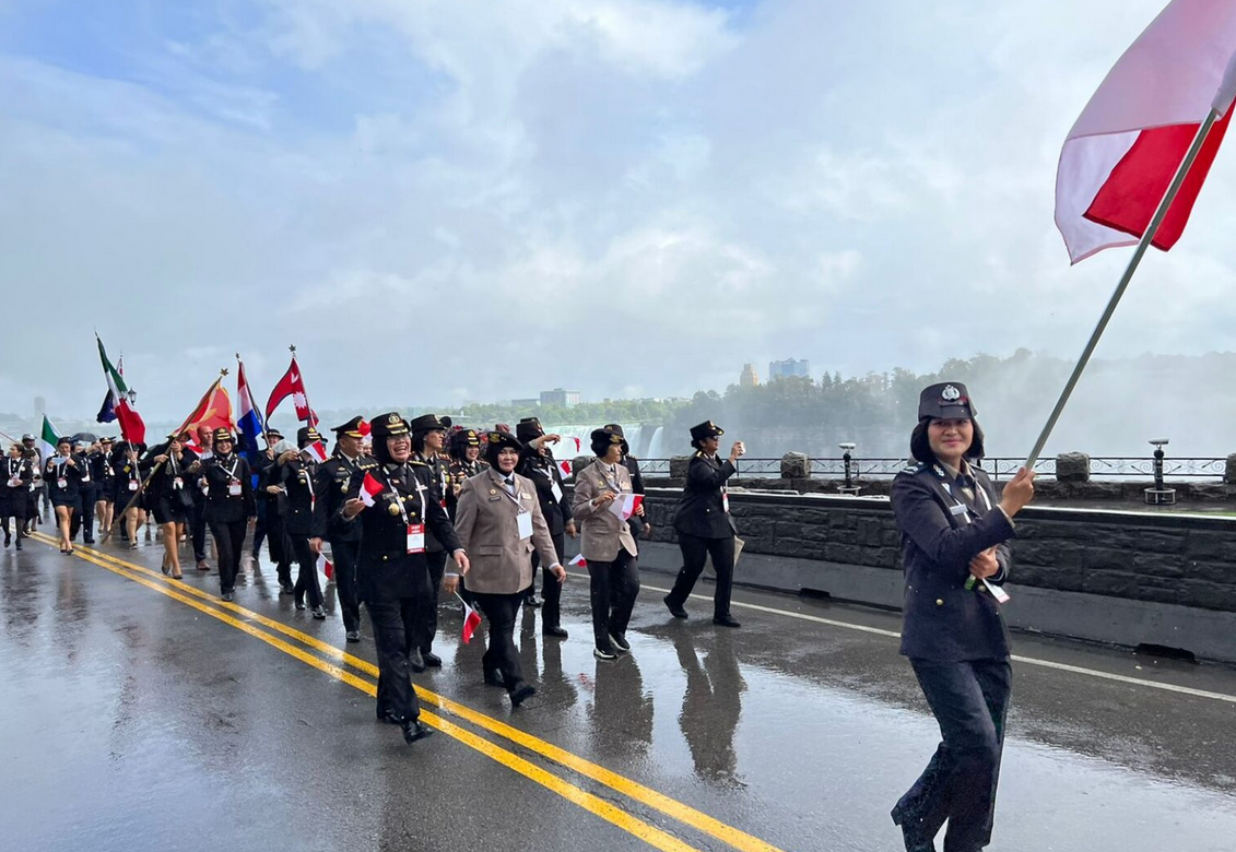 15 Polwan Indonesia Tampil Parade di Niagara Falls Kanada