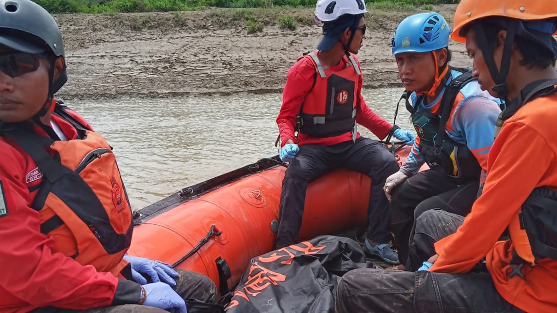 Bocah 7 Tahun Tenggelam Terbawa Arus Sungai Citarum Saat Mencari Kerang