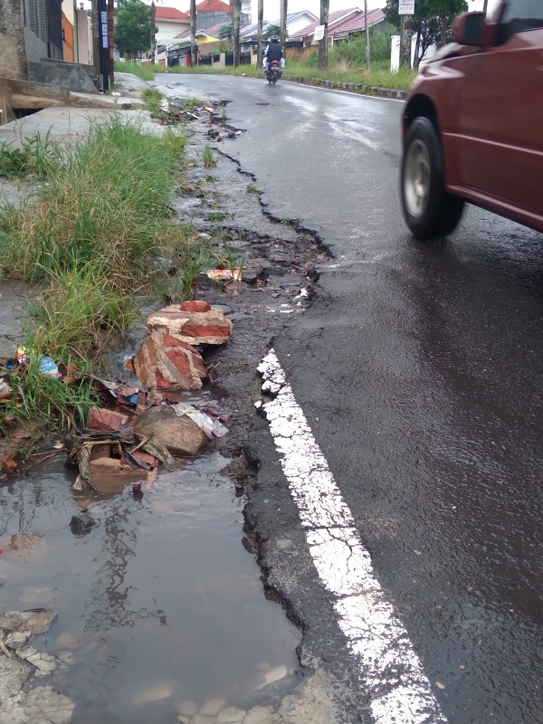 Beberapa Titik Jalan Mengalami Kerusakan, Warga Harapkan Perbaikan