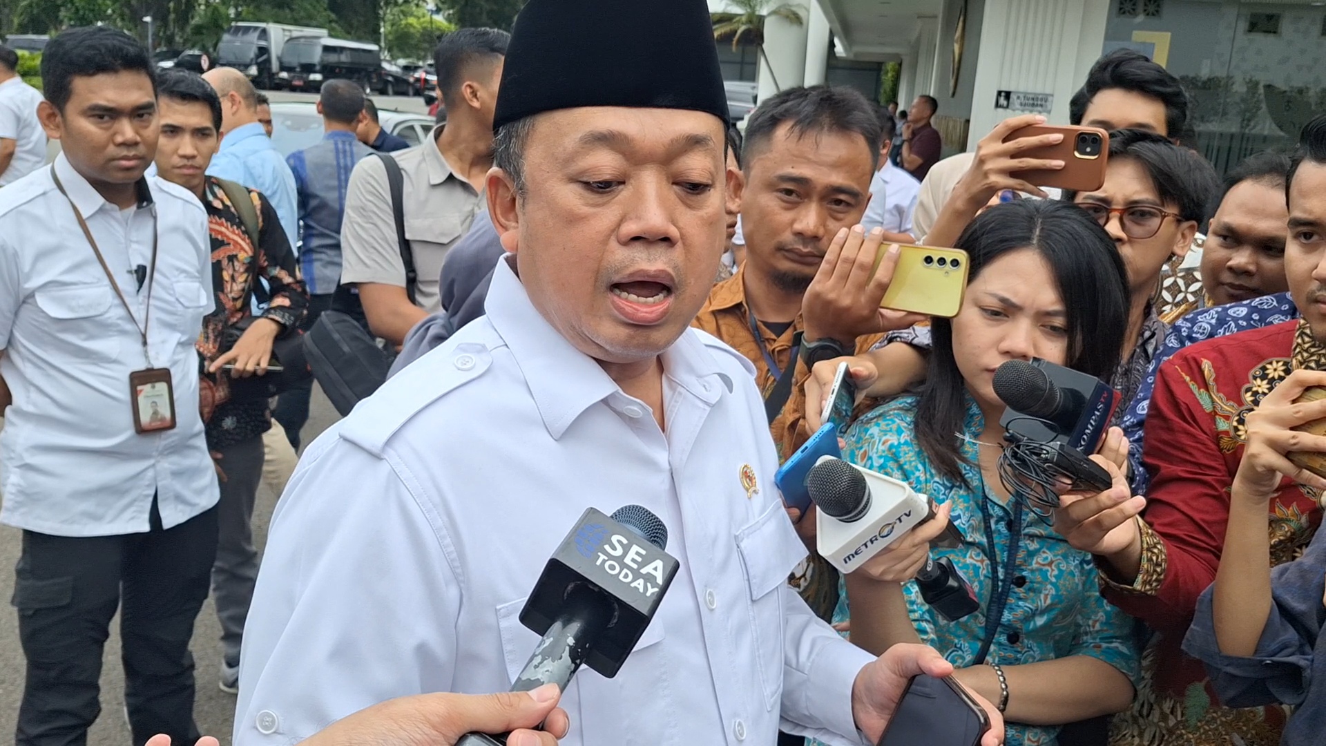 Prabowo Perintahkan Kabinetnya Rapatkan Barisan, Nusron: Wajar, Menteri Harus Kompak dan Solid