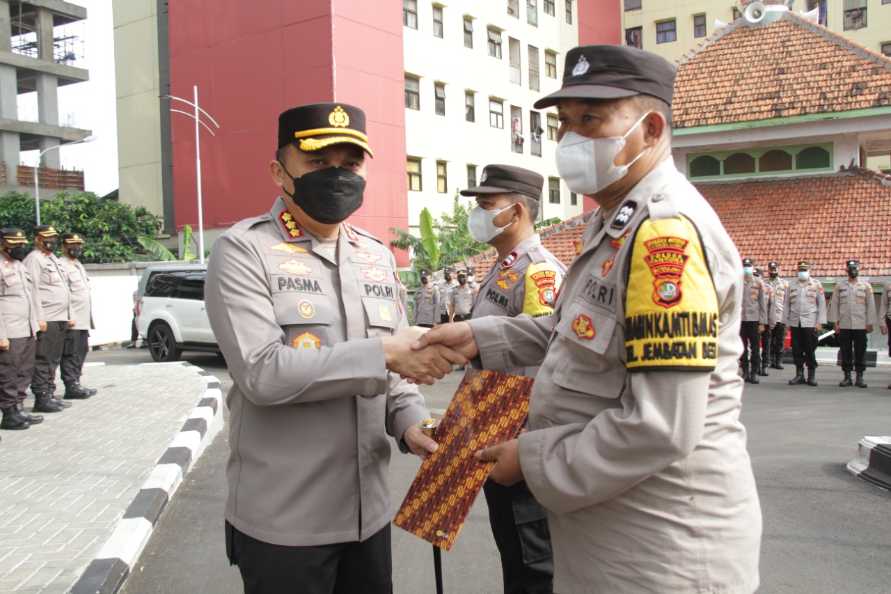 Aksi Mulia 2 Polisi Peduli Warga Ini Tuai Apresiasi Kapolres Metro Jakarta Barat