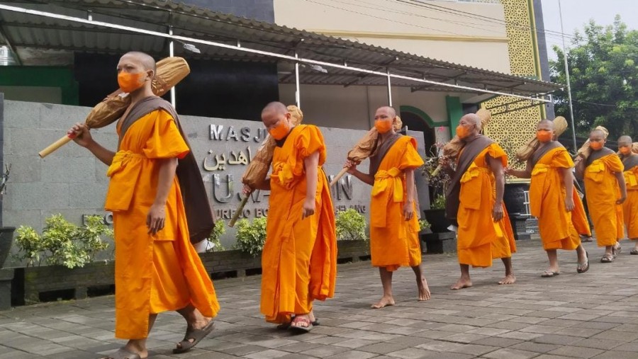 Ratusan Calon Samanera Ikuti Prosesi Tudong, Jalan Kaki dari Candi Mendut ke Borobudur 