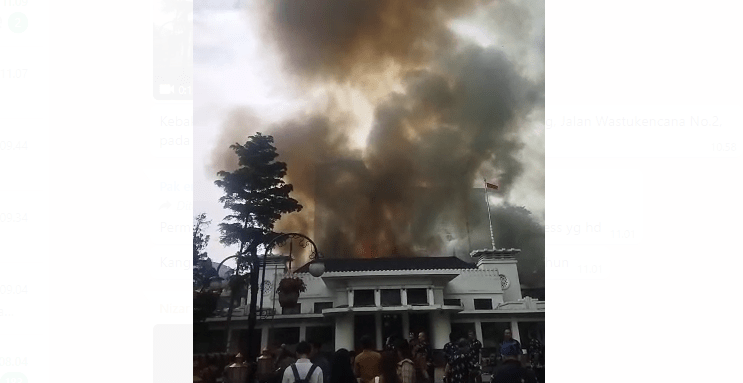 BREAKING NEWS: Gedung Walikota Bandung Kebakaran, 7 Mobil Pemadam Dikerahkan