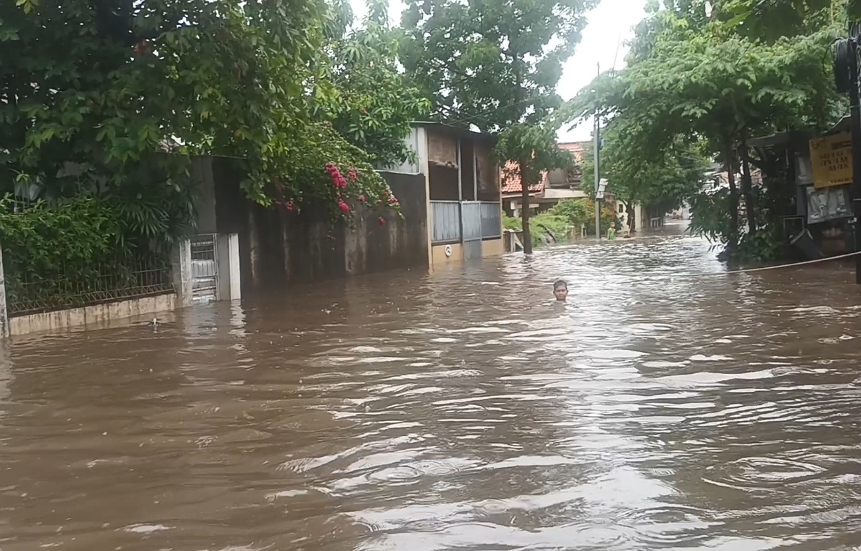 Banjir Jakarta: Air Naik Sejak Siang di Mampang, Warga Pondok Karya Mulai Dievakuasi Menggunakan Perahu Karet