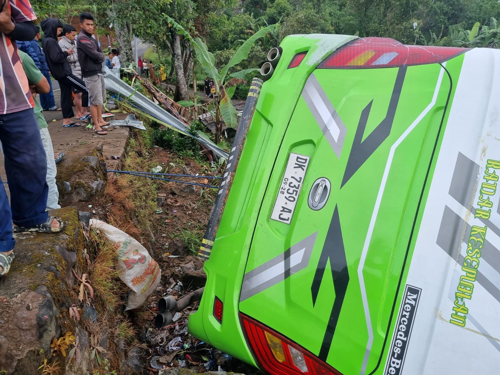 Diduga Rem Blong, Bus Rombongan Keluarga dari Rawa Belong Masuk Jurang di Jalan Alternatif  Puncak Bogor