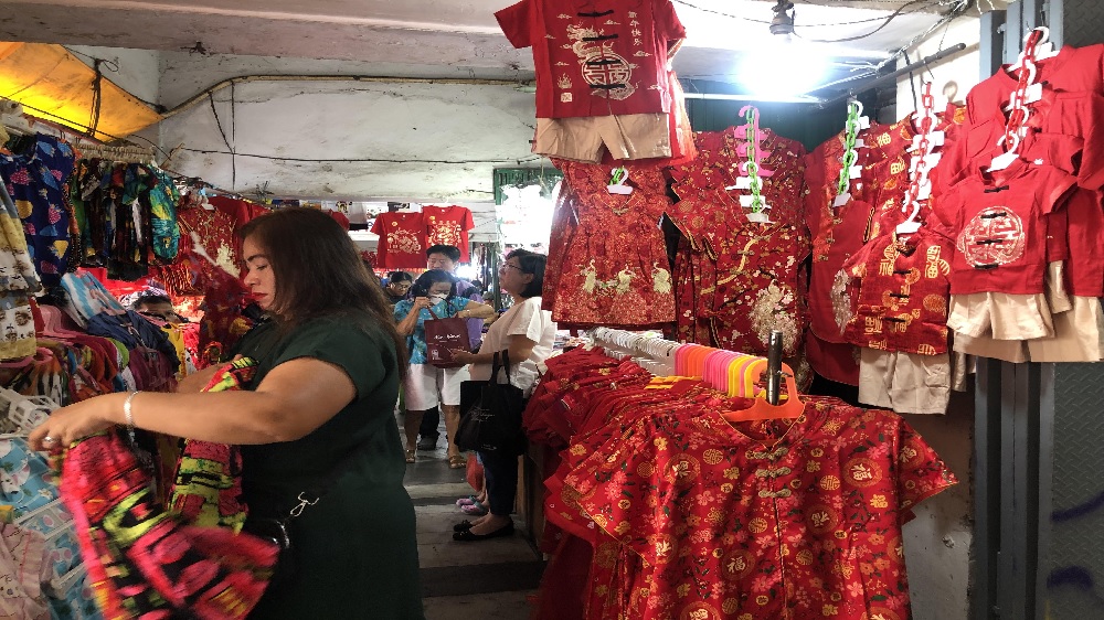 Imlek Tampil Gaya, Baju Cheongsam Warna Merah Jadi Pilihan