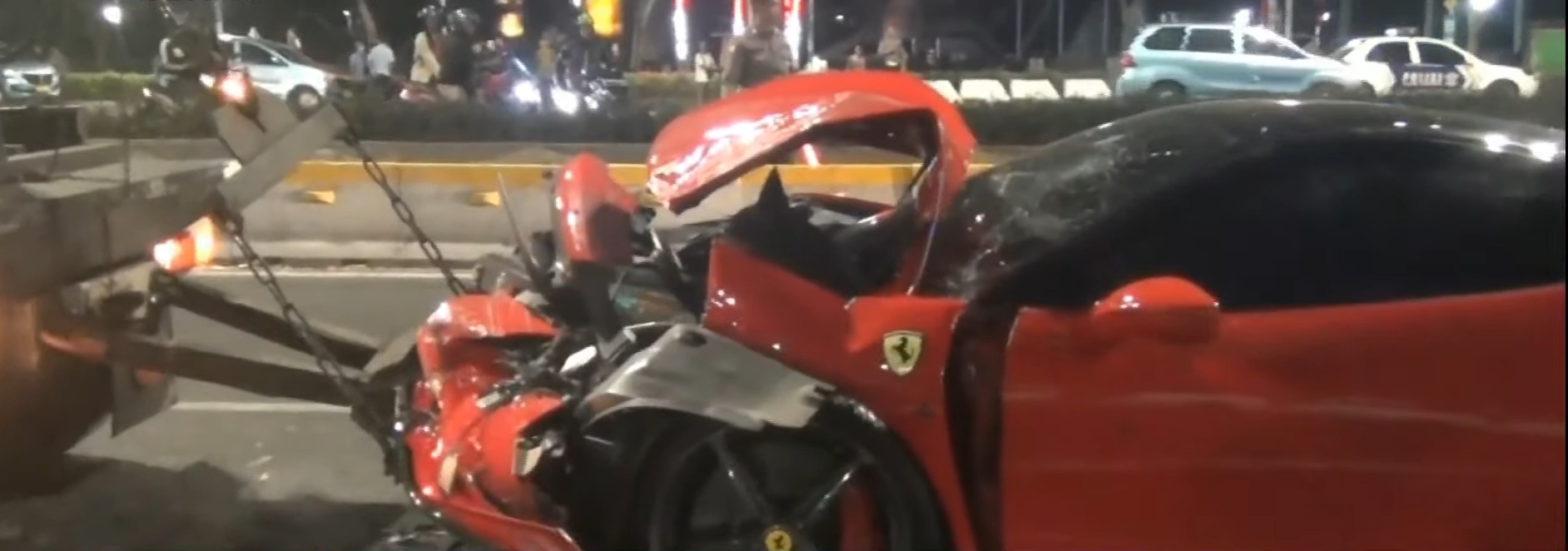Ferrari Ringsek Parah Usai Tabrak Sejumlah Motor dan Taksi di Lampu Merah Bundaran Senayan, Endingnya Enggak Banget!