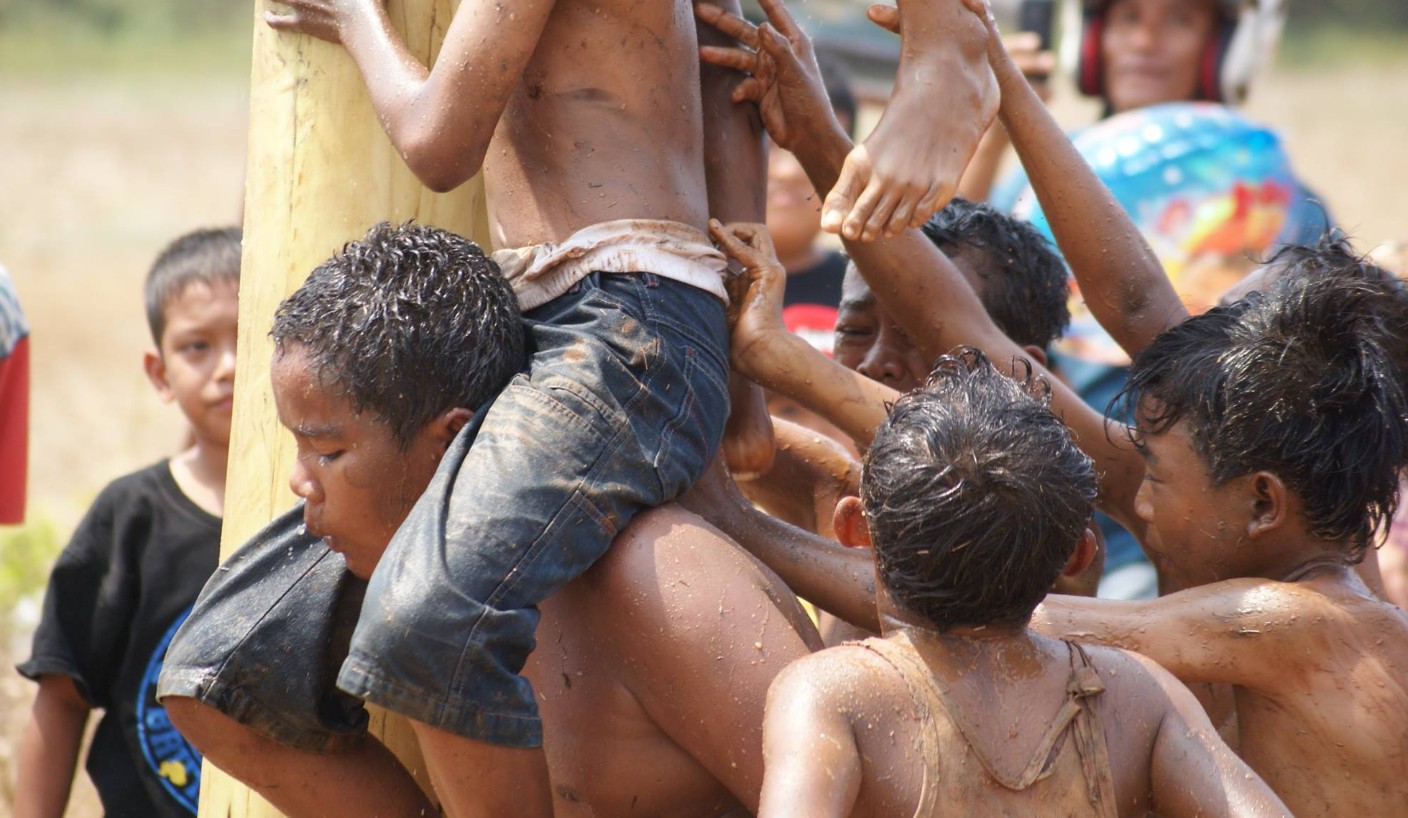 Apa Sih Makna dan Sejarah Lomba Panjat Pinang saat HUT Kemerdekaan RI?
