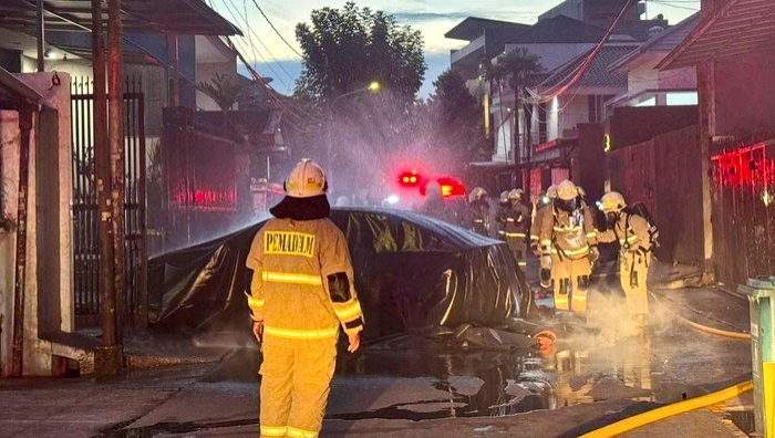 Tiba-tiba Meledak, BYD Seal Hangus Terbakar Saat Terparkir di Garasi Rumah