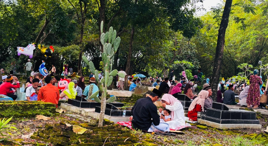 Tradisi Nyekar Lebaran di Brebes, TPU Jadi Titik Silaturahmi Warga