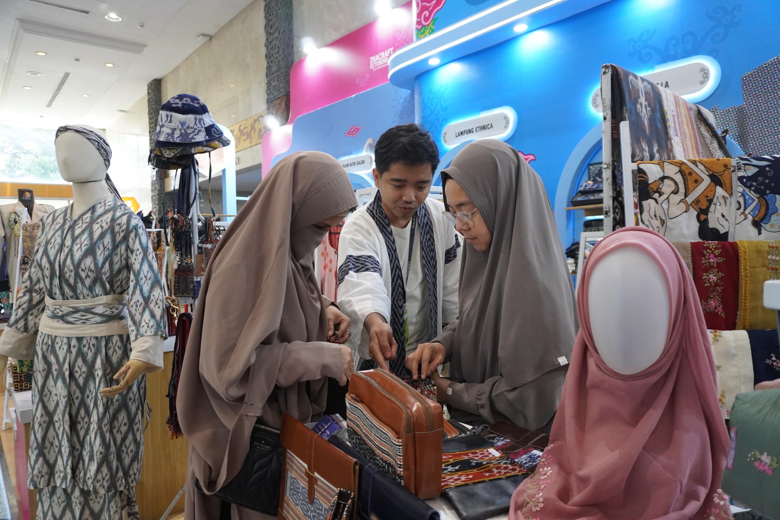 UMKM Binaan Pertamina Raup Transaksi Rp 1,2 M di Hari Pertama Inacraft 2025