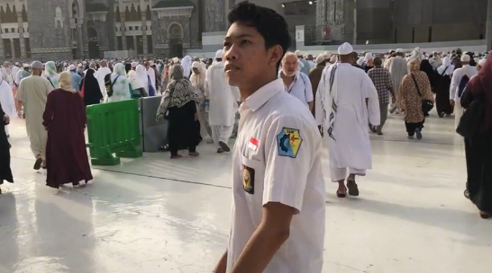 Heboh Video Pemuda Pakai Seragam SMA 'Bolos' ke Makkah, Ada Kisah Pilu di Balik Aksi Kocaknya