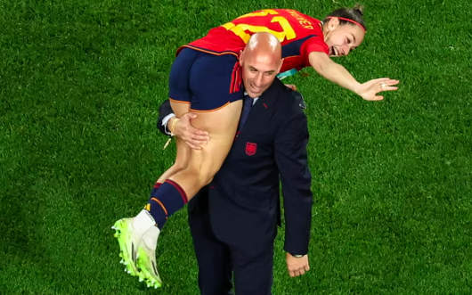 Unik! Ciuman Berujung Pengunduran Diri Presiden Federasi Sepak Bola Spanyol