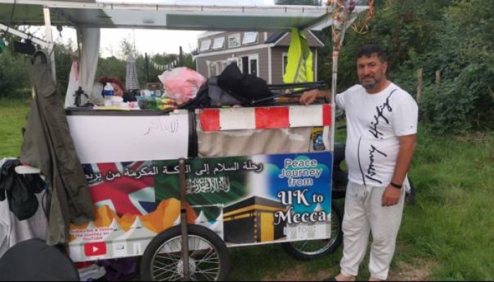 Masha Allah! Kisah Pria 53 Tahun Berjalan Kaki Sambil Bawa Gerobak ke Mekkah, Lewati 11 Negara dalam 11 Bulan