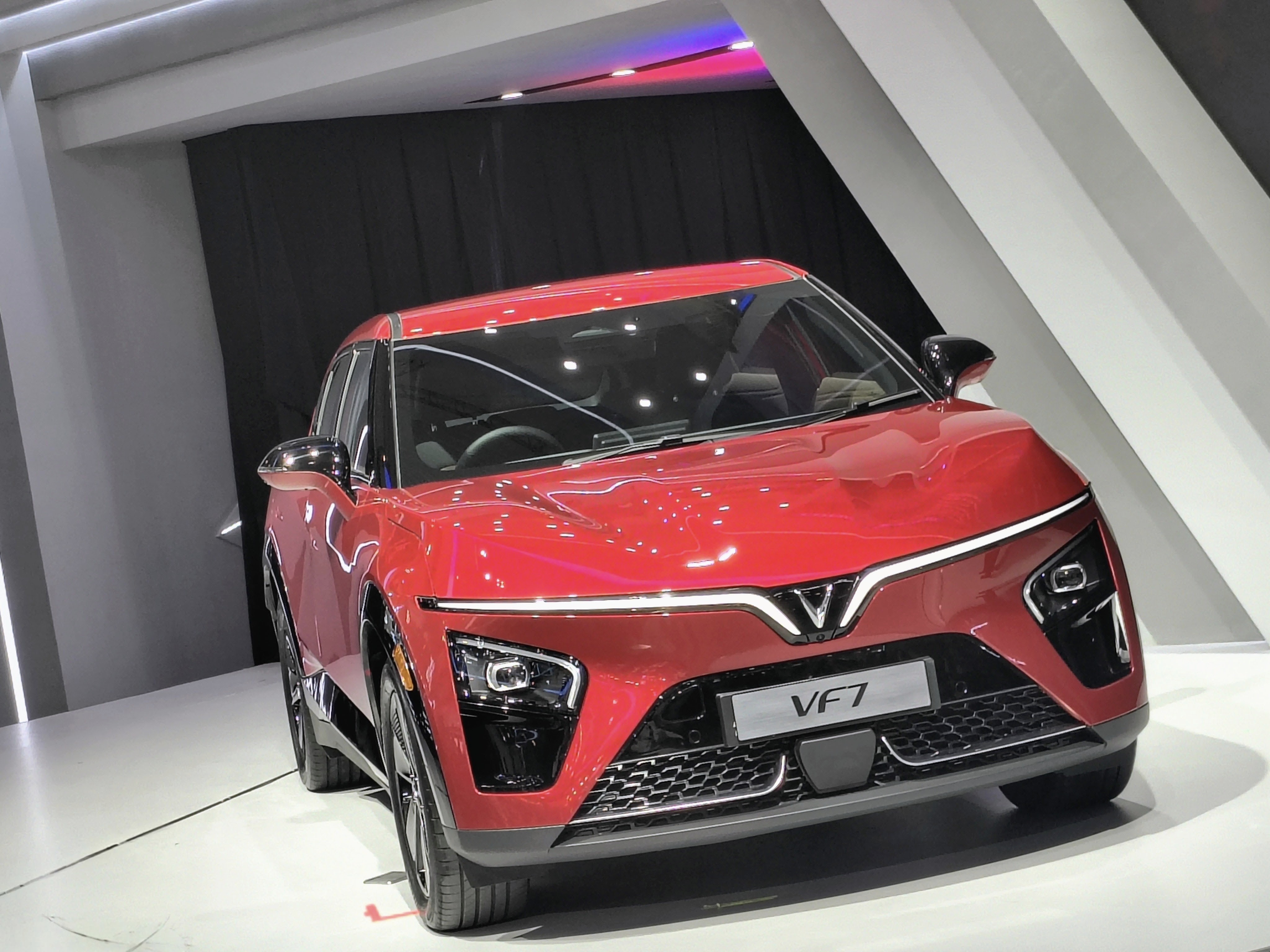 VinFast VF 7 Unjuk Gigi: Desain, Performa Hingga Harga, Terjangkau?