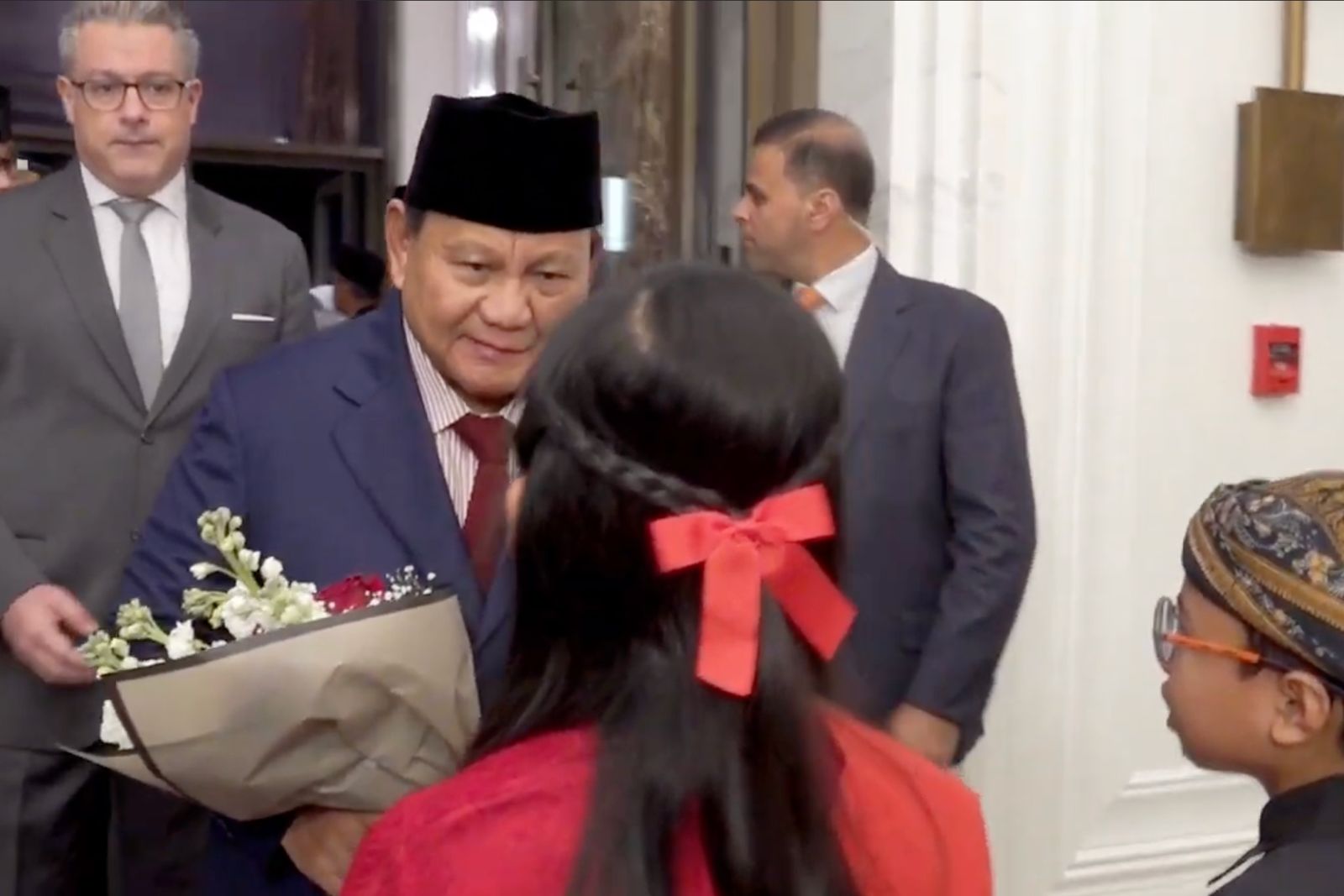 Momen Hangat Prabowo Beri Ucapkan Selamat Ulang Tahun ke Mahasiswi Indonesia di Yordania