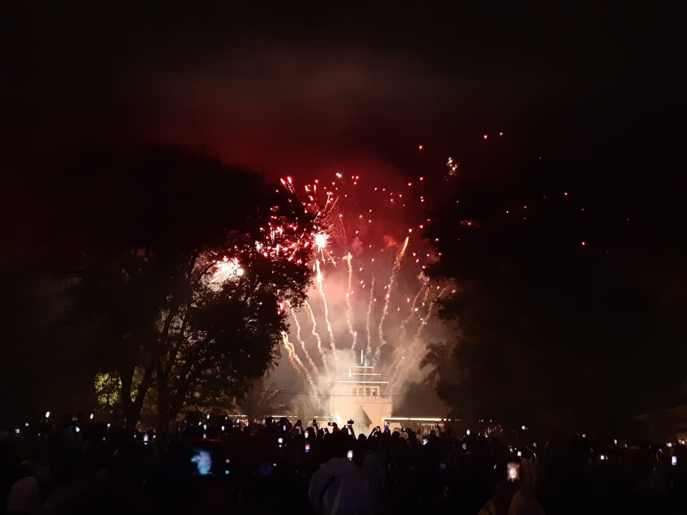 Pesta Kembang Api Warnai Malam Pergantian Tahun di Bandung 