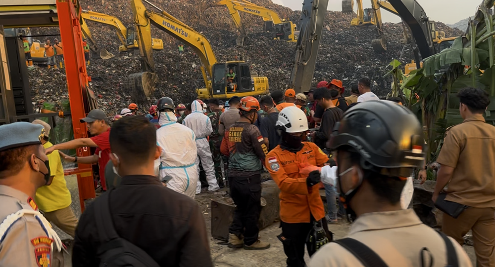 Duka Keluarga Korban Longsor Bantargebang: Iki…Ayo Pulang, Anak Istri Nungguin