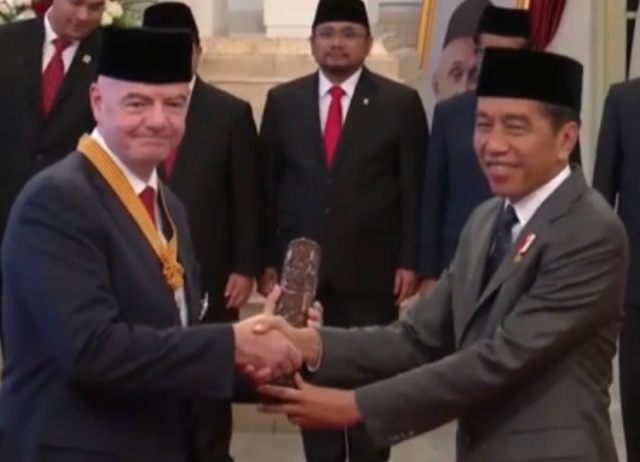 Pakai Peci Hitam, Gianni Infantino Terima Tanda Kehormatan Bintang Jasa Pratama dari Jokowi