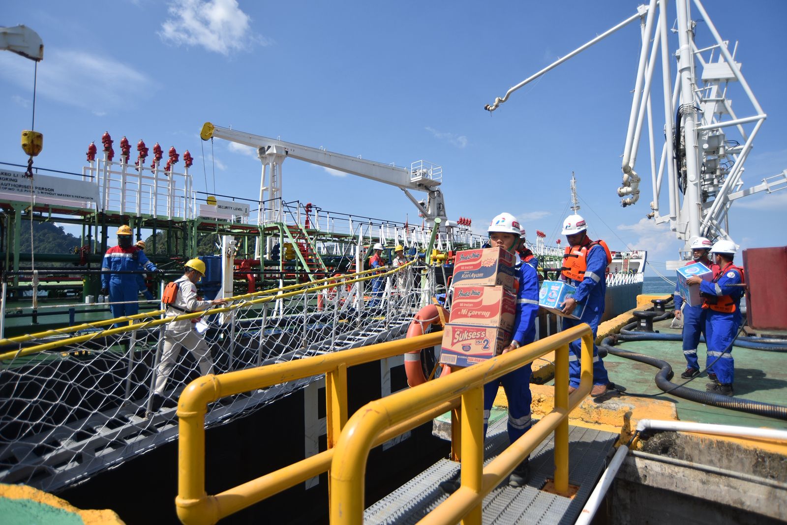 Kapal Tanker Pertamina Non Stop Salurkan Energi dan Bantuan ke Sumatra