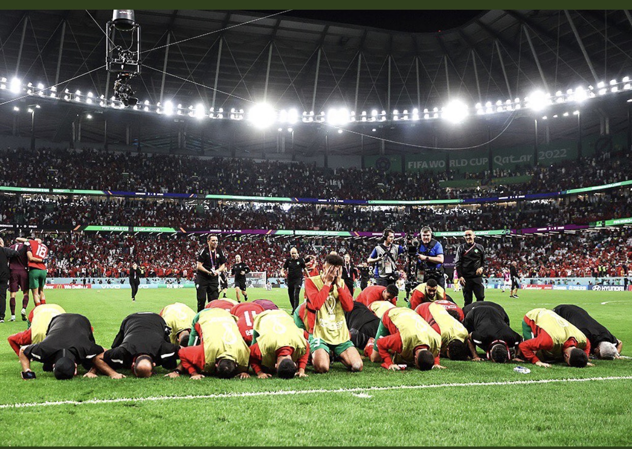 Pemain Maroko Sujud Syukur Lolos 8 Besar Piala Dunia 2022, Netizen Tanya Indonesia Kapan 