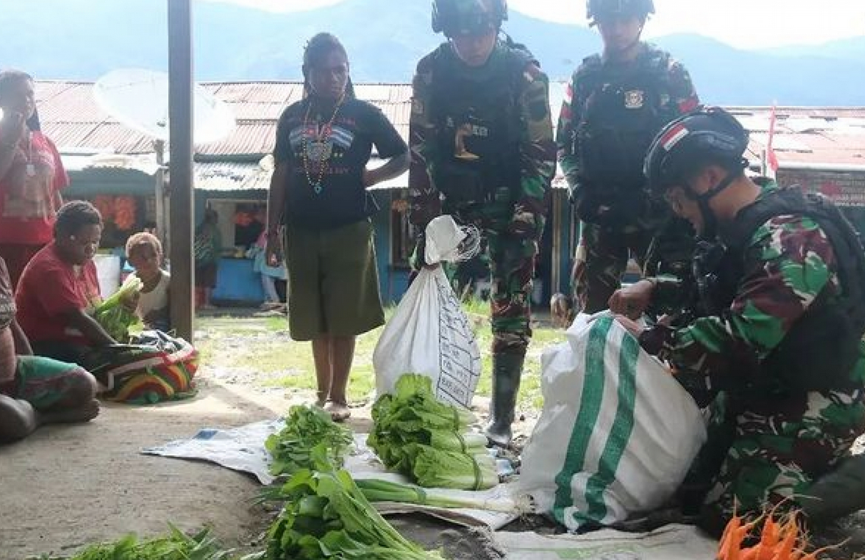 Warga Puncak Papua Terkejut, Dagangan Diborong Habis TNI, Mama Lauren : Terimakasih Bapak Tentara