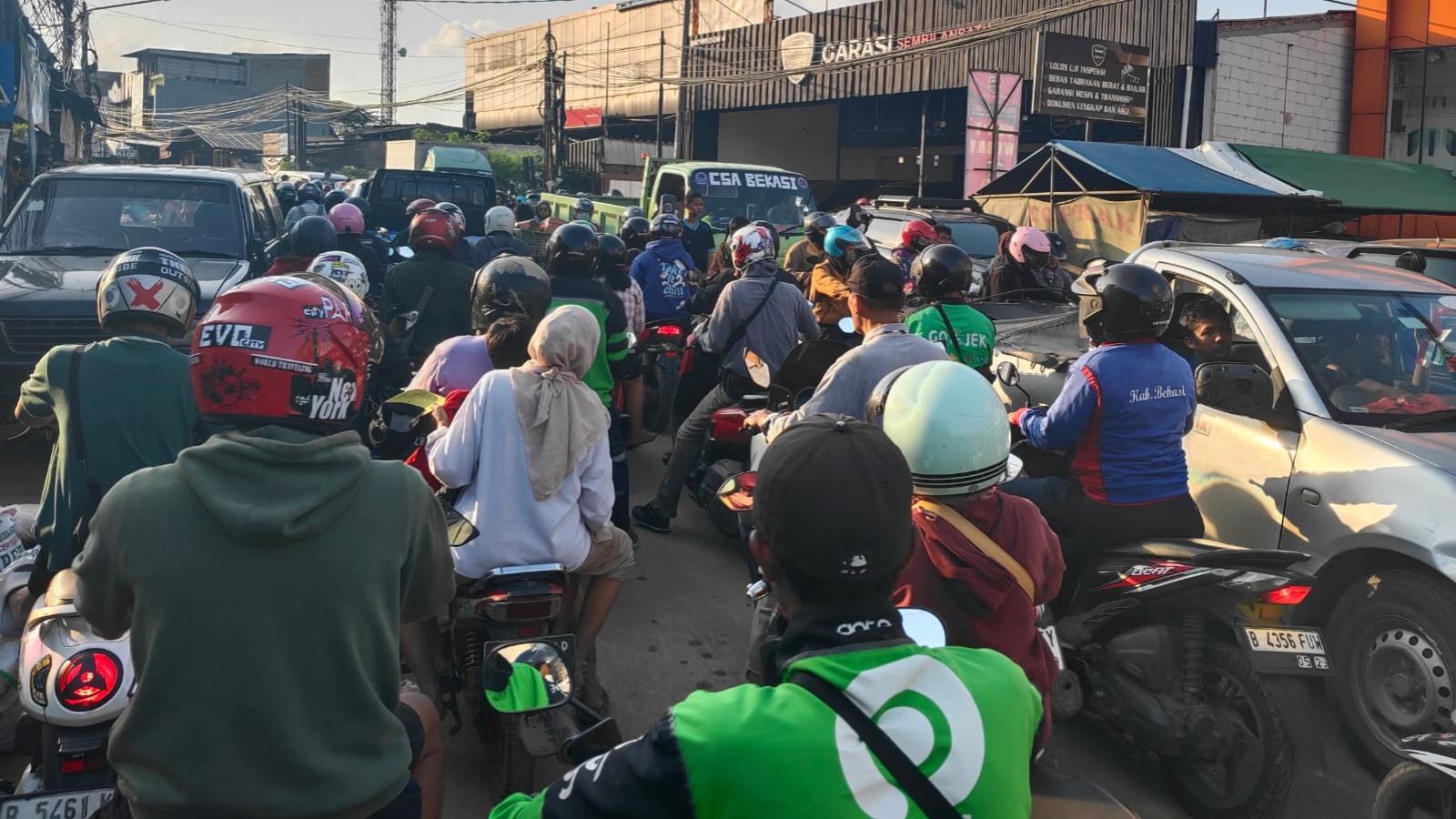 Pasca Banjir Surut, Simpang Jatiasih Sempat Macet Akibat Kendaraan Parkir Sembarangan