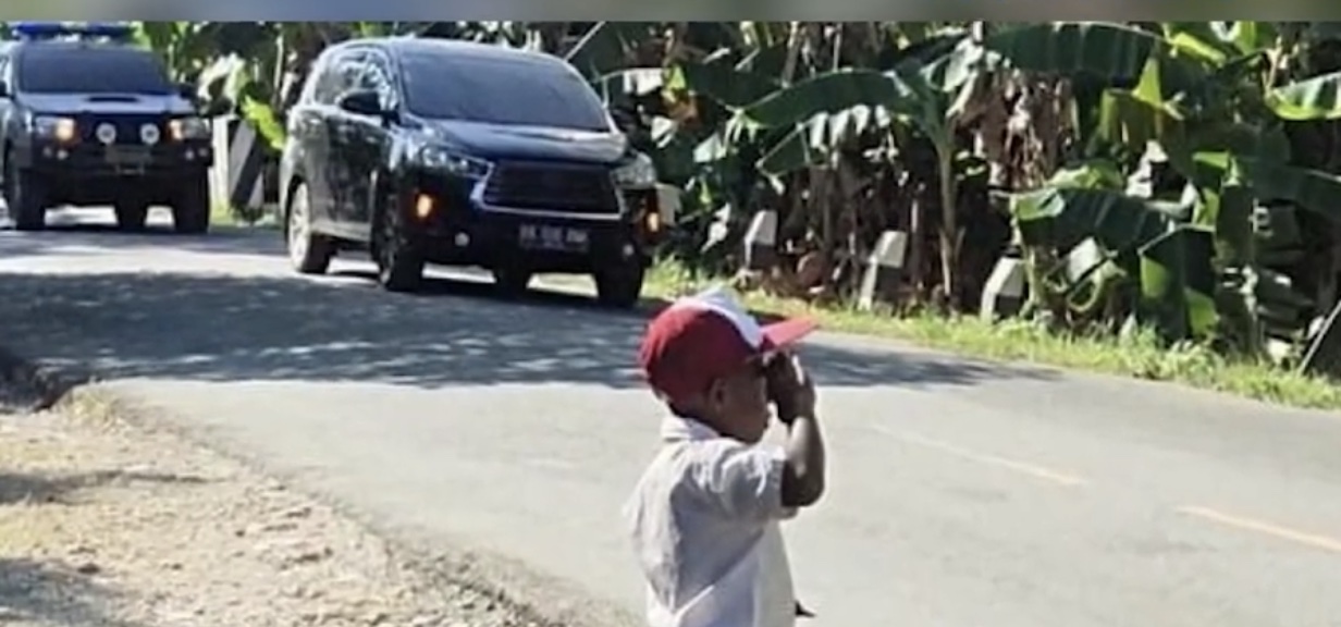 Viral! Anak SD Papua Beri Hormat Rombongan Jokowi, Pangdam XVII/Cenderawasih Berikan Penghargaan Menjadi Warga Kehormatan TNI