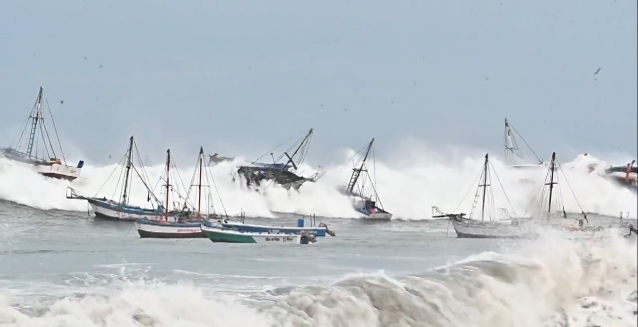 Pantai Utara Peru Porak-poranda Diterjang Tsunami, Ratusan Pelabuhan Tutup