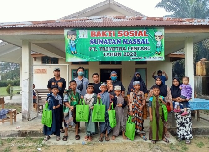 Wujud Kepedulian Perusahaan, PT Trimitra Lestari Mengadakan Sunat Massal Untuk Desa Sekitar