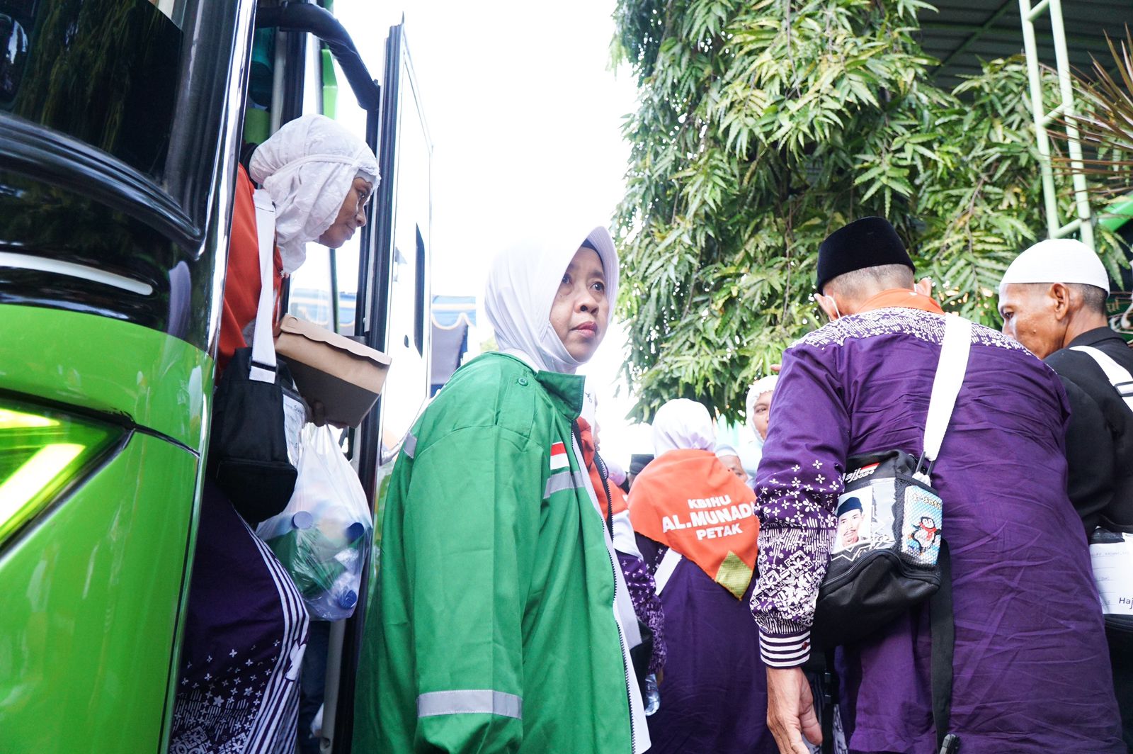 Kloter Pertama Jamaah Haji Jatim Asal Bojonegoro Tiba di Asrama Haji Sukolilo Surabaya Pagi Ini