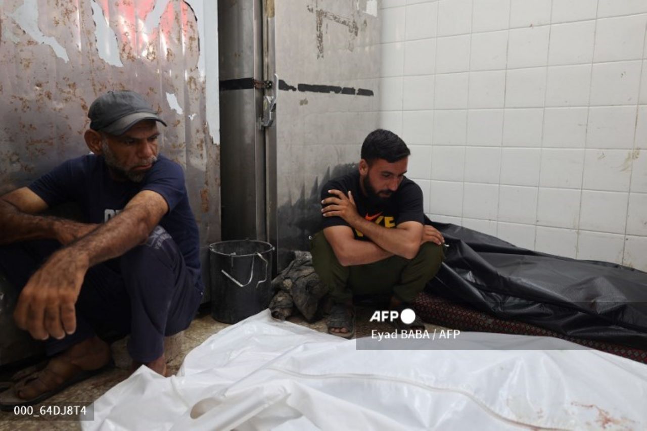 Israel Kepung Deir Al Balah, Menahan dan Menginterogasi Staf WHO