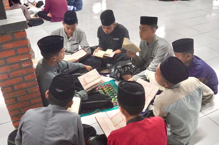 Perbedaan Sistem Pesantren dan Feodalisme-Fasisme