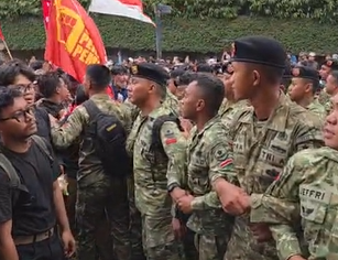 Detik-detik Mahasiswa dan Massa Bentrok dengan TNI di Bundaran HI, Teriakan Revolusi Pecah!