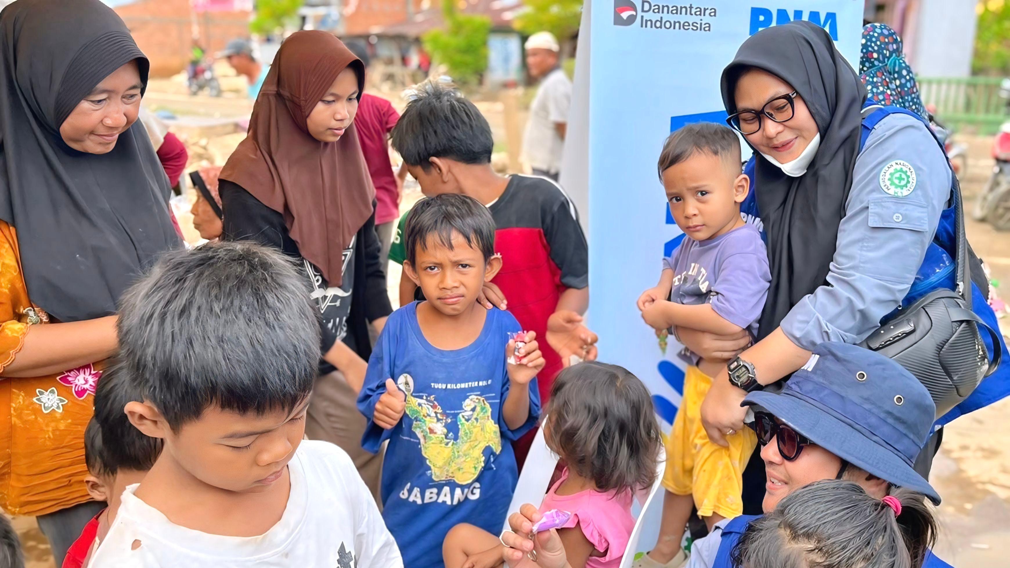 Relawan PNM Kembali Turun Langsung Salurkan Bantuan dan Kuatkan Korban Bencana