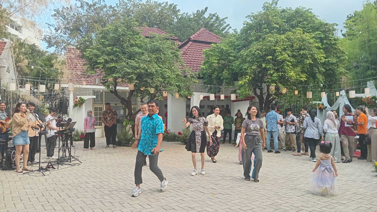 Flashmob Sure Five dari Line Dance, Semarakkan Ulang Tahun Kelima Harian Disway
