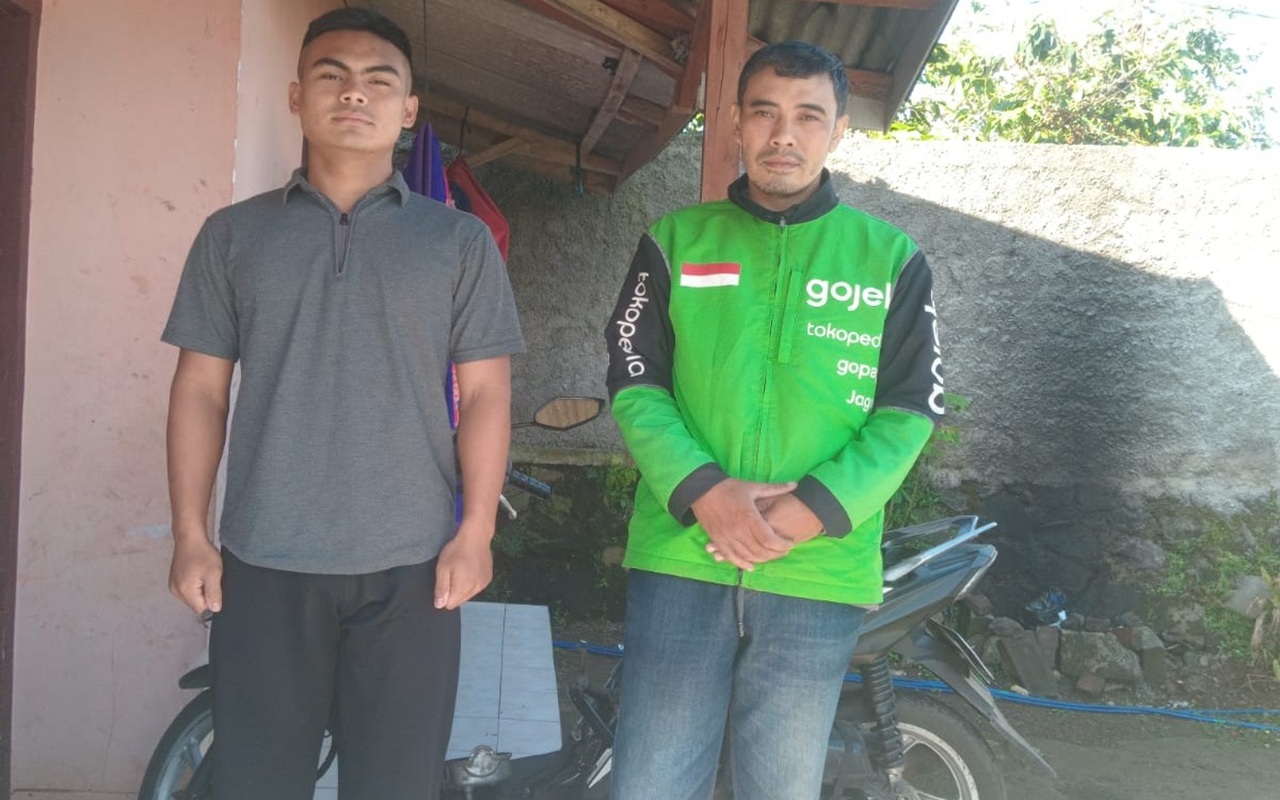 Kisah Haru Ojol Disabilitas, Berjuang Wujudkan Mimpi Anak Jadi Polisi Viral di Media Sosial