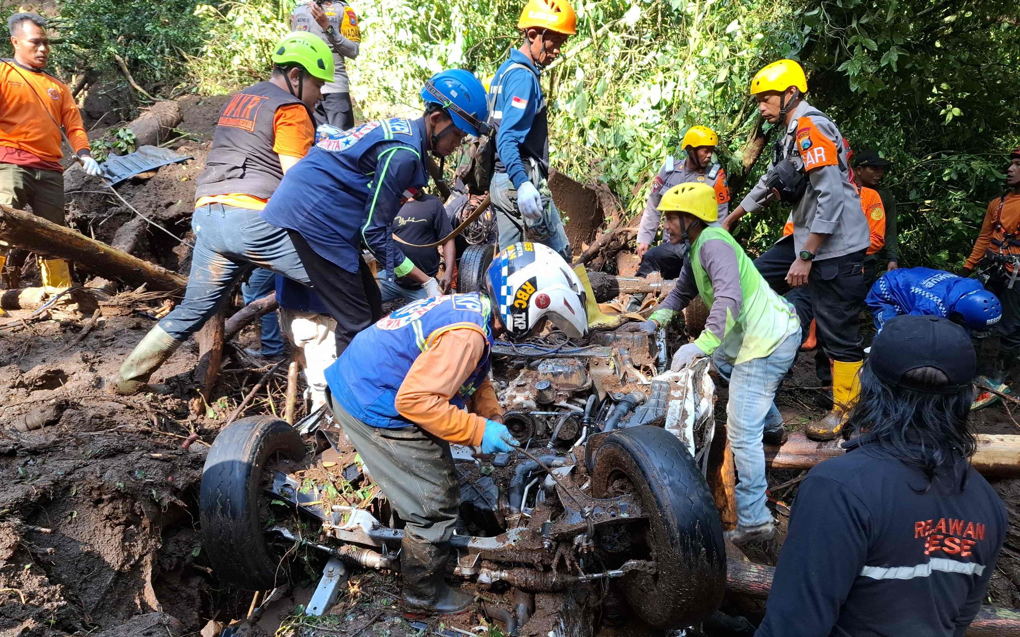 Tragedi Longsor Mojokerto, 10 Korban Tewas Ditemukan di Dalam Mobil