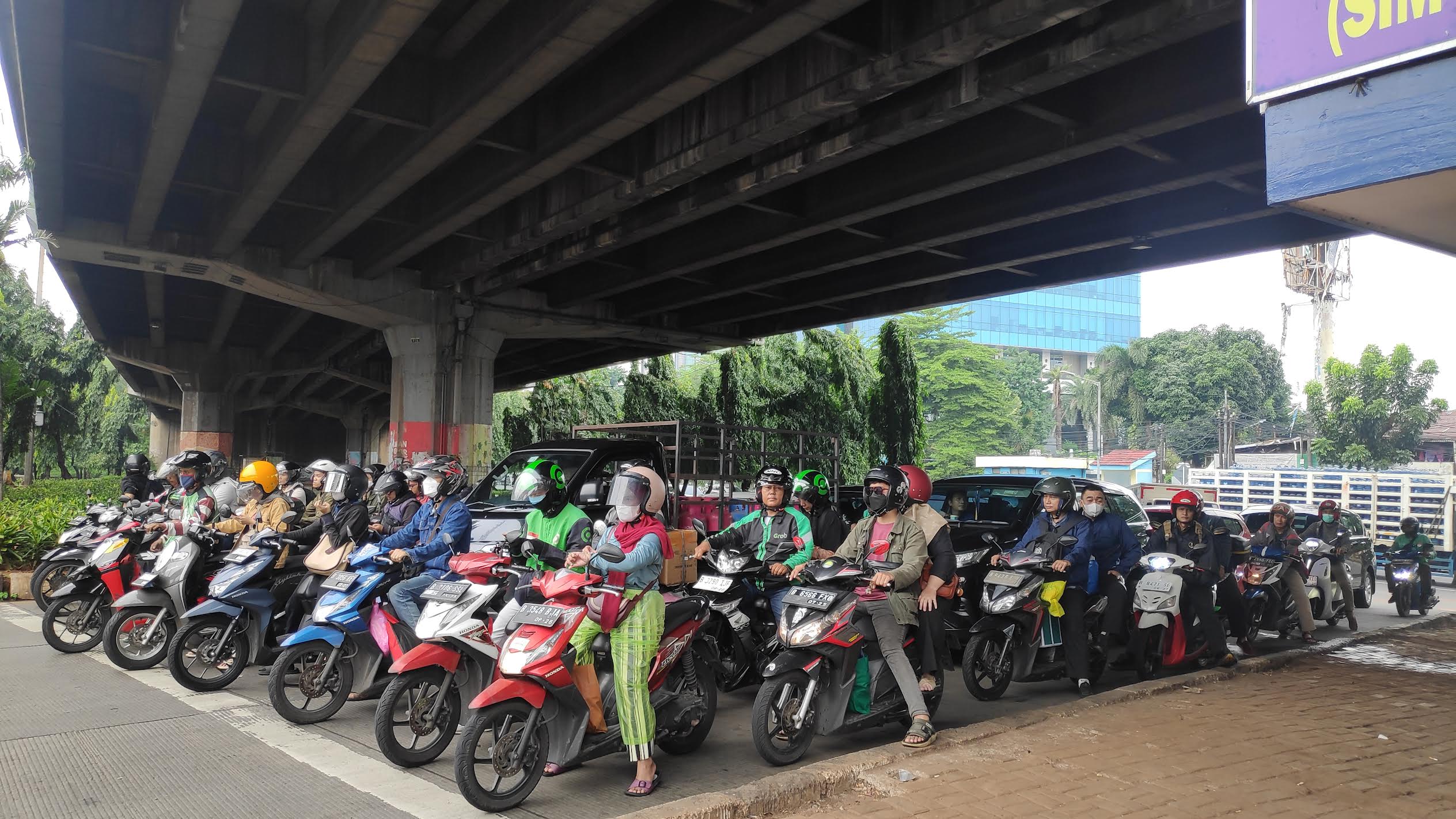 Menjelang H-5 Idul Fitri, Pemudik Menggunakan Motor Melewati Jalan Raya Kalimalang Masih Sepi