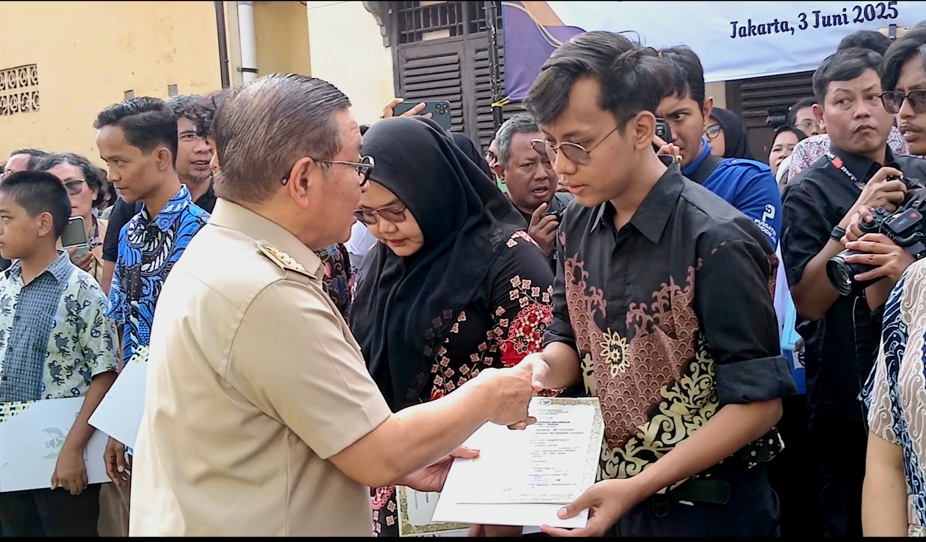 Pramono Sudah Tebus 1.315 Ijazah yang Ditahan Sekolah Senilai Rp4,3 Miliar
