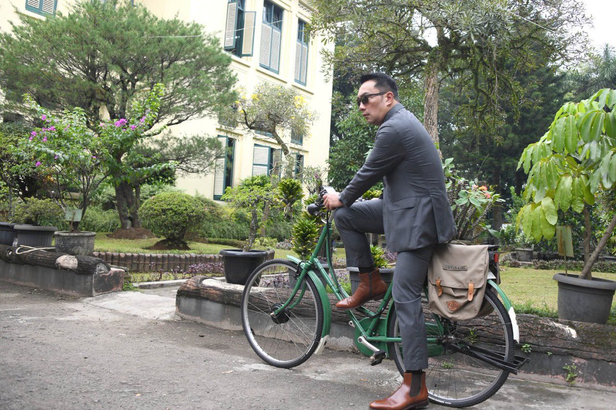 Ridwan Kamil Sangat Tegar, Masih Diselimuti Duka Tapi Tetap Hadir Wisuda Anak Keduanya Naik Sepeda Onthel
