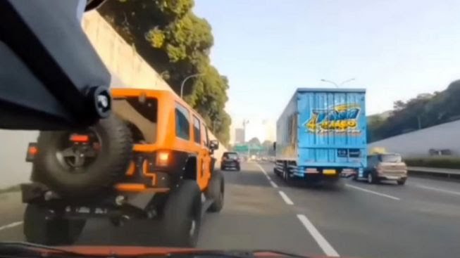 Viral! Jeep Rubicon Oranye Ugal-ugalan, Serempet Mobil Lalu Kabur di Bahu Jalan Tol